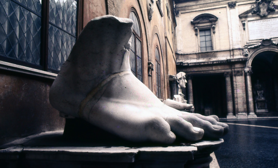 足の彫刻　Sculpture of the foot　どこで撮影したのかあまりの昔のことなので忘れてしまったけど、フィレンチェのどこかだったと思う。　ⓒToshihiko Shibano